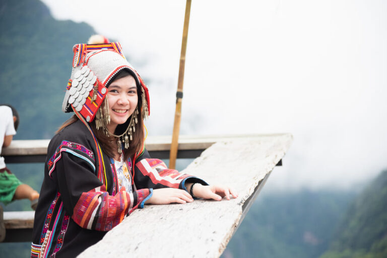 niña sonriendo con gorro en día nevado